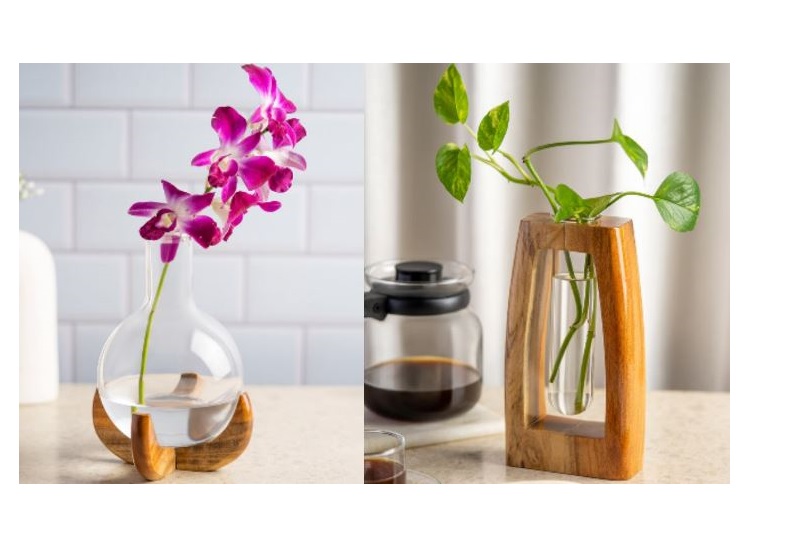 Glass Vase with wood2